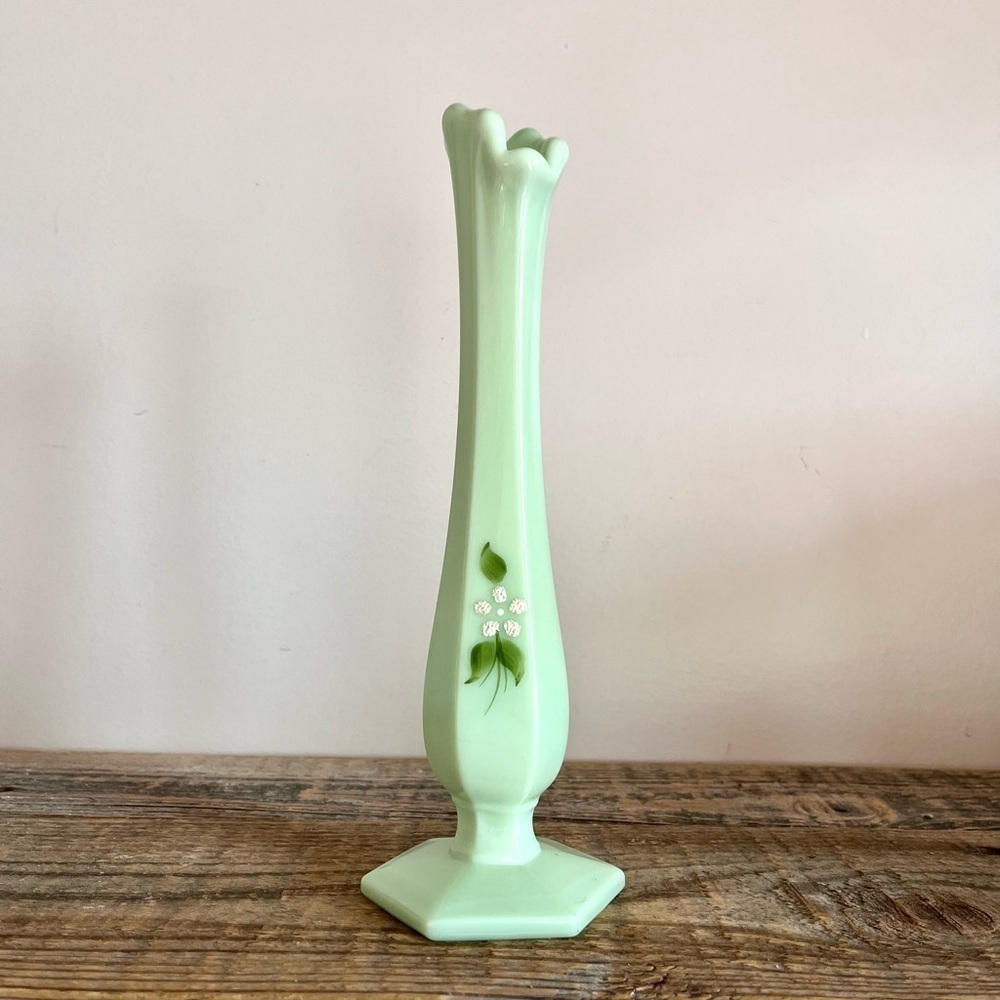 Vintage jade green Westmooreland Stretch swung bud vase signed